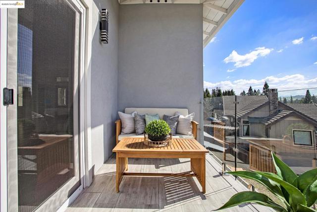 130 Arbor View Ln, Lafayette CA: https://media.crmls.org/mediaz/3bdbcfd2-1936-4305-b0fa-3dbb427ac401.jpg