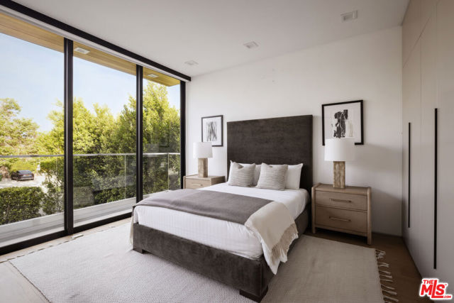 633 N Crescent Heights Boulevard, Los Angeles CA: https://media.crmls.org/mediaz/3bdc45cd-432d-42c8-861c-bdbaff194406.jpg