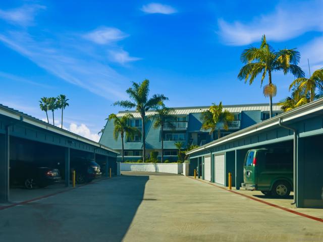 22 Montego Ct, Coronado CA: https://media.crmls.org/mediaz/3bdd1c1c-b391-4999-a0cb-c5f45bb1adeb.jpg