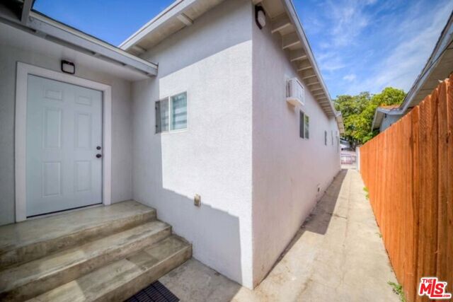 1726 W 37th Place, Los Angeles CA: https://media.crmls.org/mediaz/3bde414c-2826-4c0c-9cf3-dd86d4819ed2.jpg