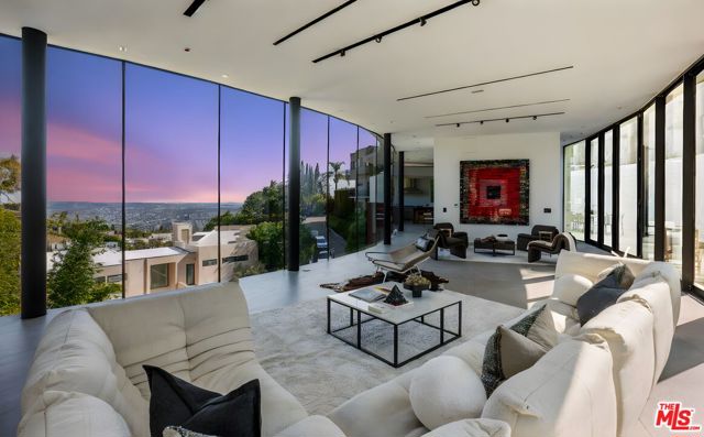 9277 Thrush Way, Los Angeles CA: https://media.crmls.org/mediaz/3bdf289d-75ac-415e-a0e7-bd7f167f86f6.jpg