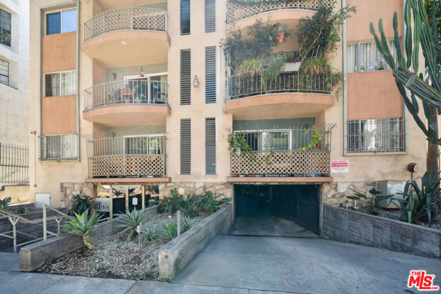 7032 Lanewood Avenue, Los Angeles CA: https://media.crmls.org/mediaz/3bdf3569-7bf2-4554-a43f-82367c5d850c.jpg
