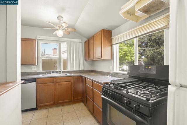 1561 Farm Bureau Rd, Concord CA: https://media.crmls.org/mediaz/3bdf8fac-55c2-4b28-bb41-84801260c368.jpg