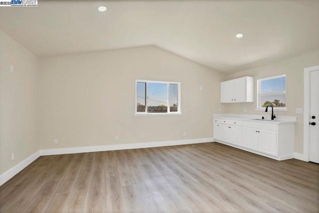 3251 Hyde St, Oakland CA: https://media.crmls.org/mediaz/3bdfbd73-c0c5-41c9-950b-475f854087b3.jpg