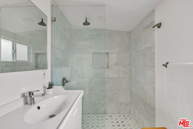 718 Vernon Avenue, Venice CA: https://media.crmls.org/mediaz/3be00690-2a6b-4092-811d-d5f83fa81164.jpg