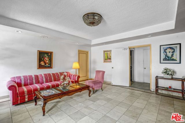 910 S Holt Avenue, Los Angeles CA: https://media.crmls.org/mediaz/3be04975-74c9-4f68-8ec1-cd7854969a46.jpg