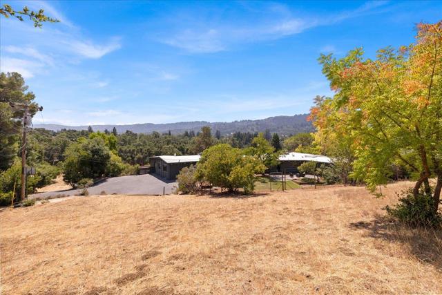 15 Naranja Way, Portola Valley CA: https://media.crmls.org/mediaz/3be0e027-9d49-4ef5-9d55-fb395364f8fa.jpg