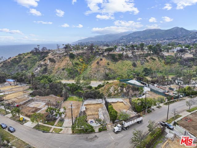 595 Radcliffe Avenue, Pacific Palisades CA: https://media.crmls.org/mediaz/3be14f4f-d47a-4bd0-a0be-0a8166eabe14.jpg