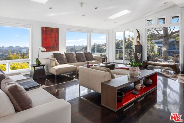 1415 Summitridge Drive, Beverly Hills CA: https://media.crmls.org/mediaz/3be2647a-5222-4d21-87bf-56f244769ed2.jpg