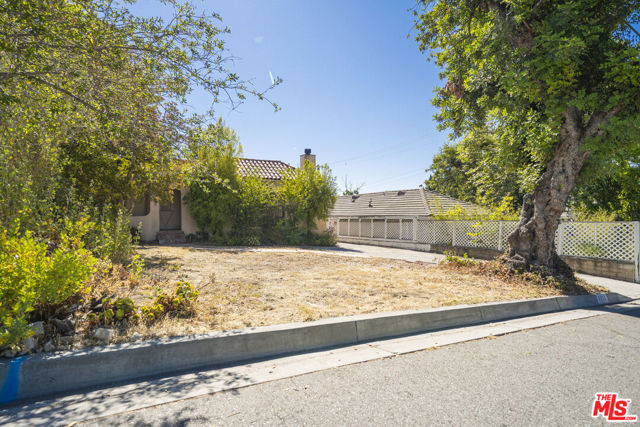 4804 La Canada Boulevard, La Canada Flintridge CA: https://media.crmls.org/mediaz/3be28410-3cb9-49a9-8367-83190ca85288.jpg