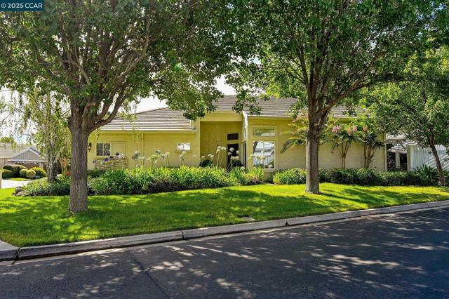 95 Goldspur Way, Brentwood CA: https://media.crmls.org/mediaz/3be2de3e-7ef0-454d-96cf-a37f98d034de.jpg