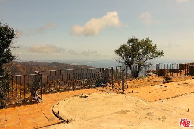 24734 W Saddle Peak Road, Malibu CA: https://media.crmls.org/mediaz/3be2ff76-d937-4db0-931e-01ce3e6bd1d2.jpg