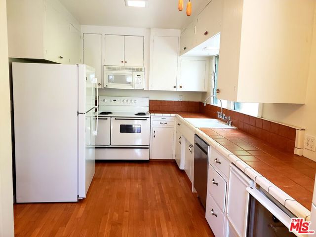 1710 Oakwood Street, Pasadena CA: https://media.crmls.org/mediaz/3be35095-8b47-4186-8b75-8f65094beb9a.jpg
