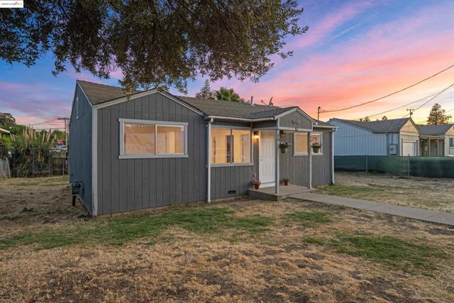 4040 Ellis Rd, Martinez CA: https://media.crmls.org/mediaz/3be40b06-d3af-4adb-aa3a-031a69a37091.jpg