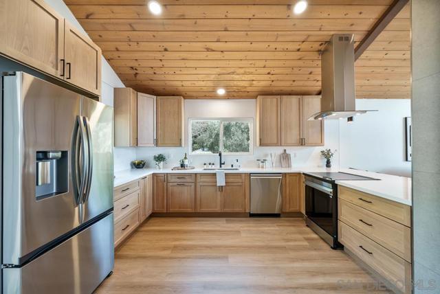 2927 Lawrence Ln, Escondido CA: https://media.crmls.org/mediaz/3be4daf8-5c0b-4359-88c9-a921f0e4318d.jpg