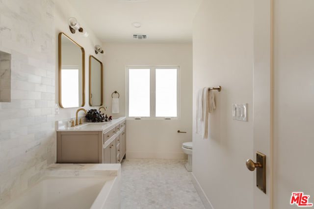 2221 Virginia Road, Los Angeles CA: https://media.crmls.org/mediaz/3be530d9-37ad-4d6b-abac-c70b11cf8d87.jpg