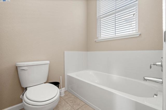 248 Alta St, Brentwood CA: https://media.crmls.org/mediaz/3be596e9-4b1b-406b-a4f7-036d59370365.jpg