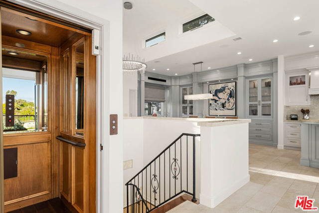 1380 Summitridge Place, Beverly Hills CA: https://media.crmls.org/mediaz/3be7083a-62ee-43a0-a848-f7ff08deb1d9.jpg