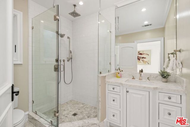 514 N Walden Drive, Beverly Hills CA: https://media.crmls.org/mediaz/3be73661-022d-4fd1-a3d4-6991f29c61e3.jpg
