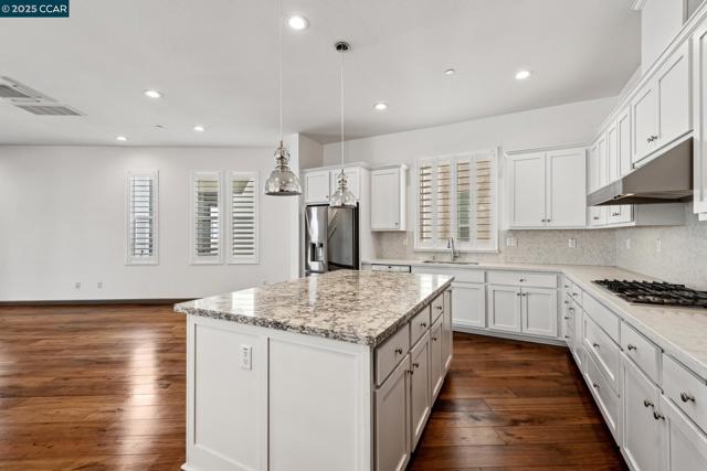 5826 Noba Rd, Dublin CA: https://media.crmls.org/mediaz/3be87773-ad3e-4867-a3a8-1e03db593595.jpg