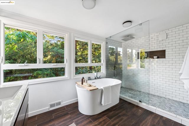 4479 Elinora Ave, Oakland CA: https://media.crmls.org/mediaz/3bea25b0-04cd-4a1c-a303-caedda4fd981.jpg