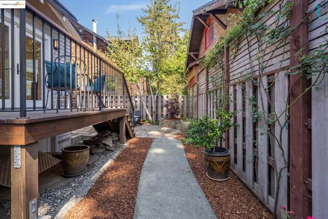 2732 Stuart St, Berkeley CA: https://media.crmls.org/mediaz/3beb522b-c982-48c1-8a27-cef72a44cfce.jpg