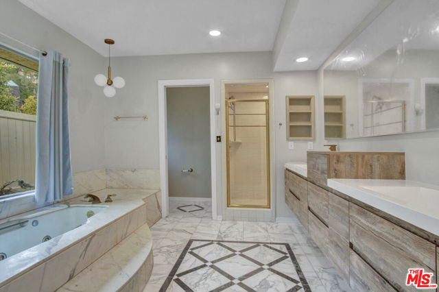 11410 Canton Drive, Studio City CA: https://media.crmls.org/mediaz/3bebeca3-68ae-46a3-9300-b2b2e038106e.jpg
