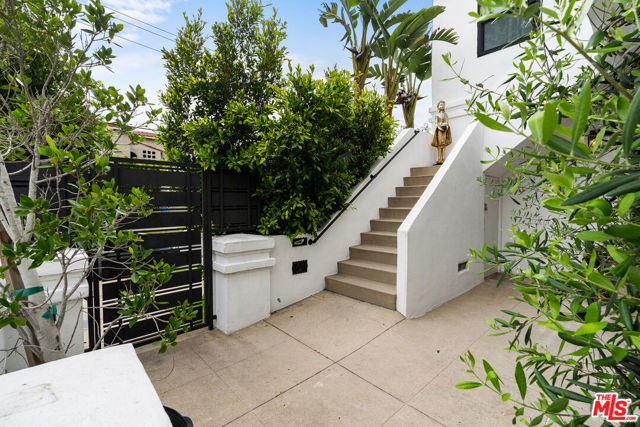 Image 2 for 8474 Oakwood Ave, Los Angeles, CA 90048