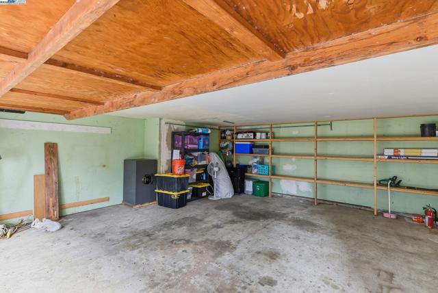 2133 Clinton Ave, Alameda CA: https://media.crmls.org/mediaz/3bedcf1e-96ba-4cb9-8f1e-7ddfe1be814a.jpg