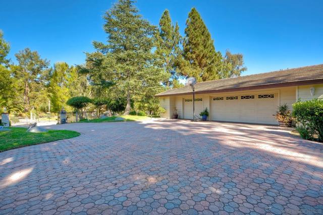 2183 Lundy Lake Dr, Escondido CA: https://media.crmls.org/mediaz/3beddb41-daa4-4243-a540-72ab6d08f8fd.jpg