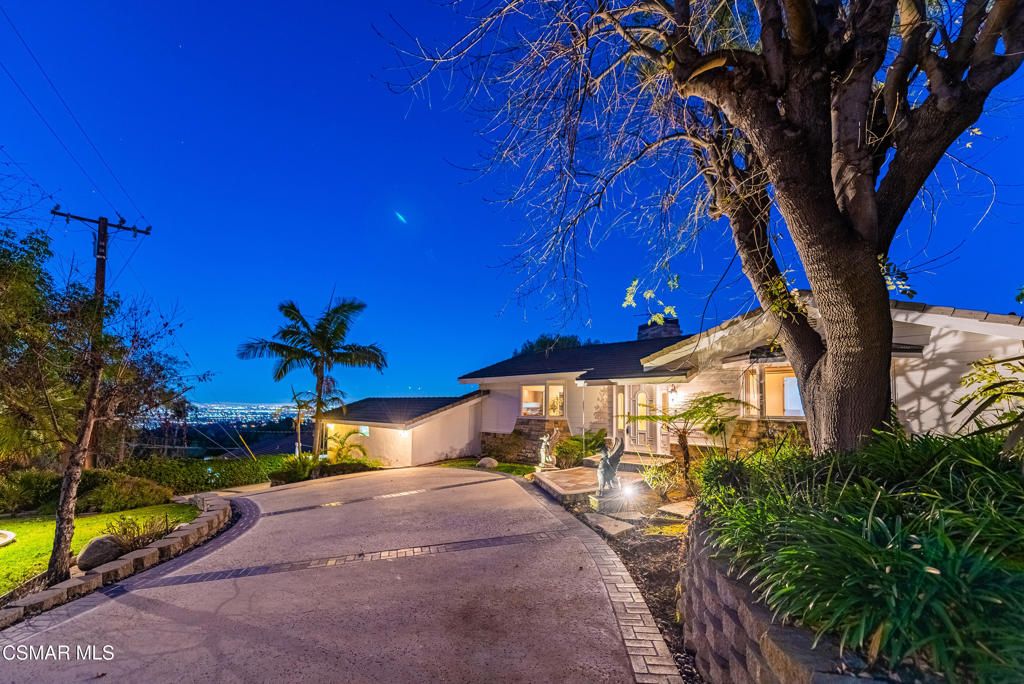 https://media.crmls.org/mediaz/3bf06d50-d2f4-4836-a24f-9c7d28d0137f.jpg?preset=X-Large