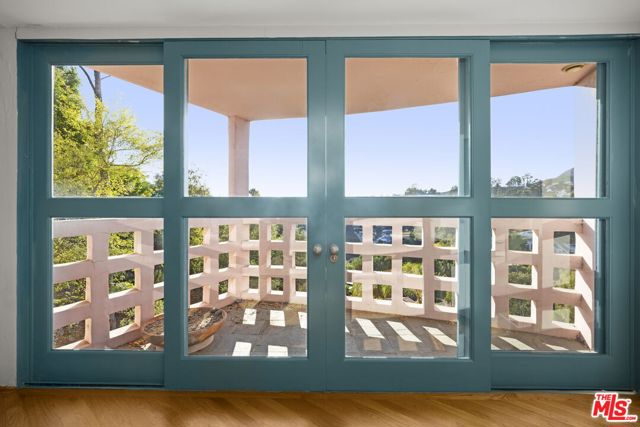 2980 Hollyridge Drive, Los Angeles CA: https://media.crmls.org/mediaz/3bf160e9-aae3-41f6-a54f-4b457aafc889.jpg