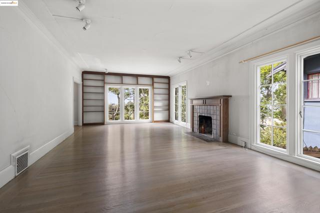 1001 Cragmont Ave, Berkeley CA: https://media.crmls.org/mediaz/3bf17700-a065-4ad7-bc8e-56b05a2065ae.jpg