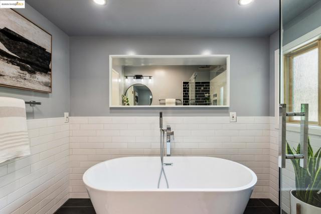 2560 Carisbrook Dr, Oakland CA: https://media.crmls.org/mediaz/3bf20d0a-d5c4-4546-ad26-ebf945646094.jpg