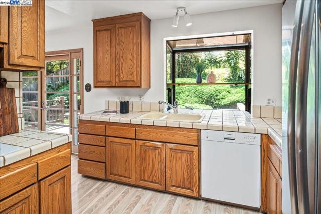 3554 Arcadian Ct, Castro Valley CA: https://media.crmls.org/mediaz/3bf2700a-485c-4c31-8944-2eb1c0ef7e43.jpg
