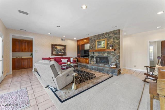 10885 Citrus Drive, Moorpark CA: https://media.crmls.org/mediaz/3bf2d6d7-bb87-4220-9771-506c56fa2338.jpg