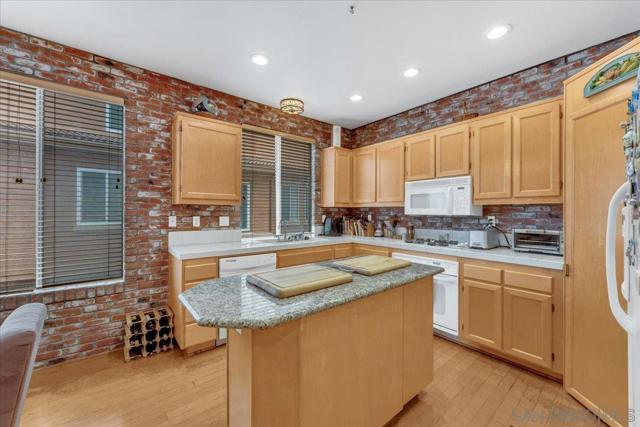 938 Camino De La Reina, San Diego CA: https://media.crmls.org/mediaz/3bf35b84-399c-4359-b165-9b66a308ad51.jpg