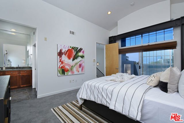 5350 Playa Vista Drive, Playa Vista CA: https://media.crmls.org/mediaz/3bf3ee89-8d25-4461-adc6-d972c69cefe2.jpg