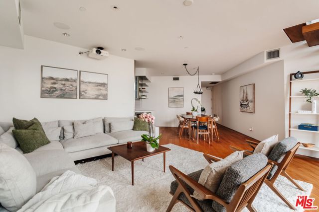 255 Main Street, Venice CA: https://media.crmls.org/mediaz/3bf5cd47-f67a-4d03-8784-427a159b6fef.jpg