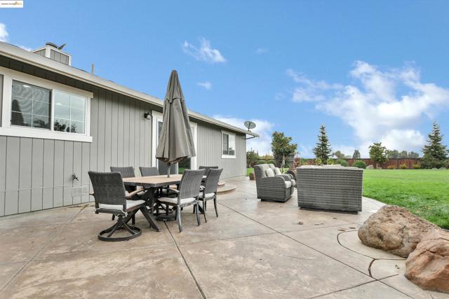 4828 Sellers Ave, Brentwood CA: https://media.crmls.org/mediaz/3bf69dbc-78d7-41a2-8a56-541bbf3370a8.jpg