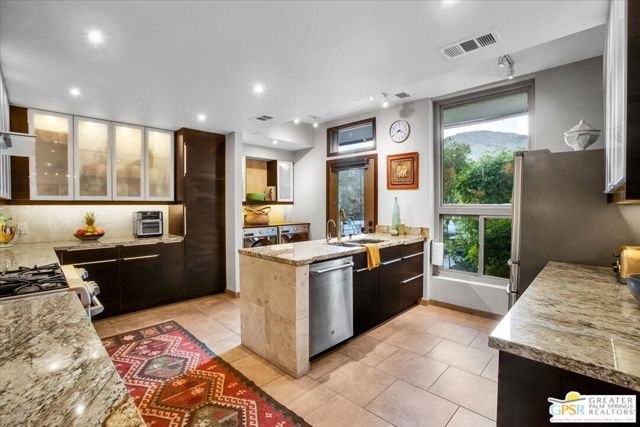 45864 Shadow Mountain Drive, Palm Desert CA: https://media.crmls.org/mediaz/3bf6a06b-367f-41cd-b47f-2ecad3f4e220.jpg