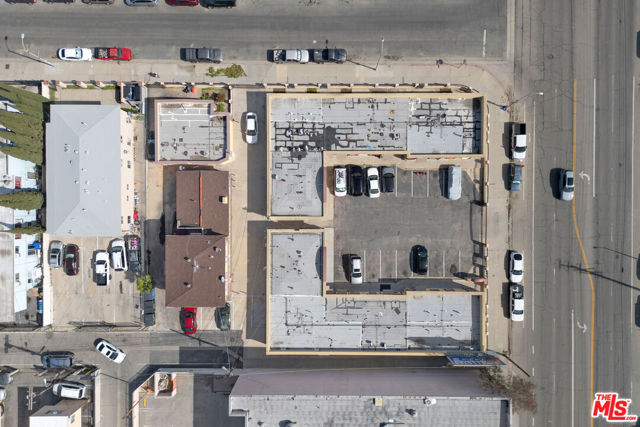 Image 4 of 27 For 11329 Sherman Way