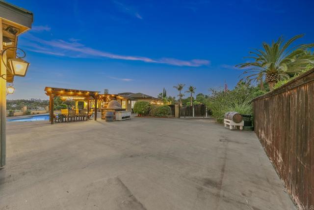 1508 Sequoia Lane, Vista CA: https://media.crmls.org/mediaz/3bf78635-b01f-42e4-be3a-dca6600e01ad.jpg