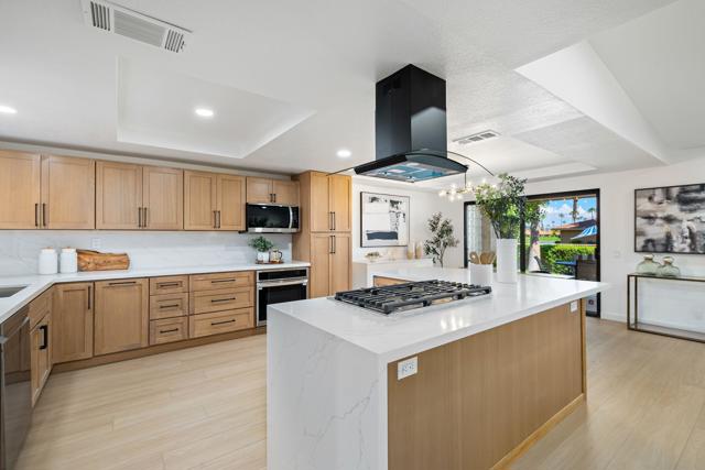 4 Maximo Way, Palm Desert CA: https://media.crmls.org/mediaz/3bf79ab4-73e6-4c18-b62f-3734366afe55.jpg