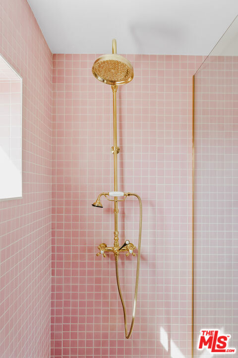 https://media.crmls.org/mediaz/3bf7c113-79bf-4c94-b80e-f555caf4e3a4.jpg?preset=X-Large
