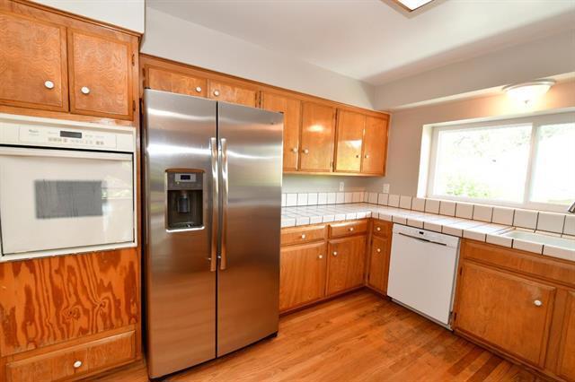 2756 Comstock Circle, Belmont CA: https://media.crmls.org/mediaz/3bf850ce-eb8a-4f29-bf79-c36f76673412.jpg