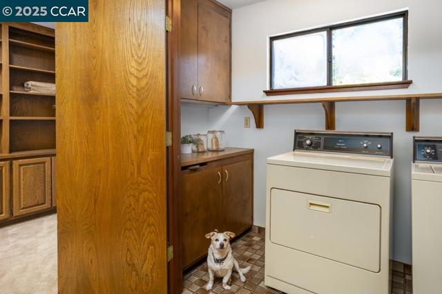 216 Castle Glen Rd, Walnut Creek CA: https://media.crmls.org/mediaz/3bf855c7-4ad3-4c80-81ca-1383c586c725.jpg