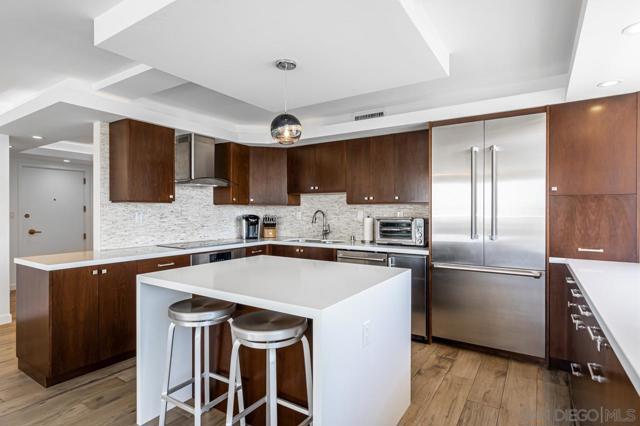 1760 Avenida Del Mundo, Coronado CA: https://media.crmls.org/mediaz/3bf9d4d4-b216-4f10-b6a5-8efa4f01272e.jpg