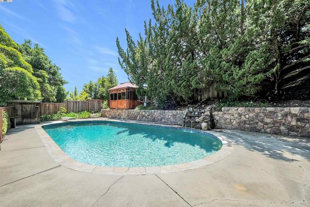 17561 Vineyard Rd, Castro Valley CA: https://media.crmls.org/mediaz/3bfa9955-e29d-4987-a009-603295834571.jpg