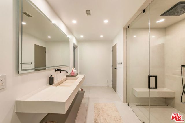 9405 Sierra Mar Place, Los Angeles CA: https://media.crmls.org/mediaz/3bfacbad-4367-4660-8a90-c9811dbf8ca8.jpg